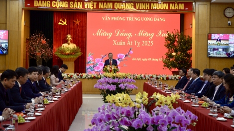 Tổng Bí thư Tô Lâm mâp măt, rhơn Tết Văn phòng Trung ương Đảng