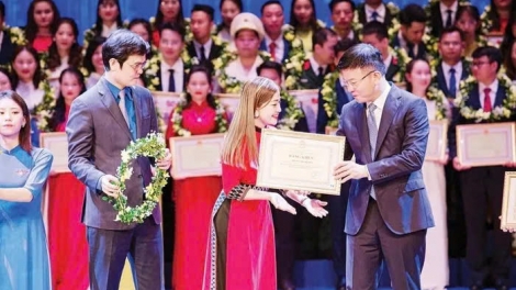 CR’NOỌ LOOM ÂNG CÔ GIÁO DA DING CA COONG