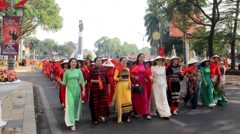 Mniê Daklak mdah kdrăp ao dai lehanăn ruĕ hlăm alŭ wăl knưng klei dưi Ƀuôn Ama Thuôt 