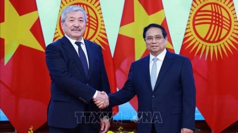 Thủ tướng teh đak Kyrgyzstan Adylbek Kasymaliev pơtôch ‘măng năm hơpong tơ̆ Việt Nam