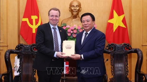 Ơi Nguyễn Xuân Thắng tŭ jum Grŭp Jơnum min Hơdră bruă Pơtom hiăp Khua pơ ala mơnuih ƀôn sang dêh čar Đan Mạch 