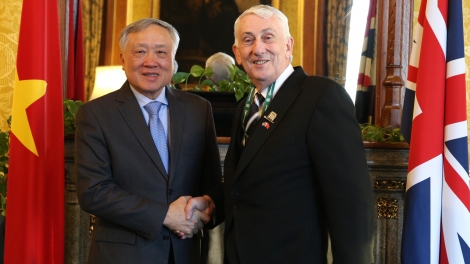 Phŏ Thủ tướng Nguyễn Hòa Bình sơng Kơdră Hă viê̆n Anh Lindsay Hoyle 