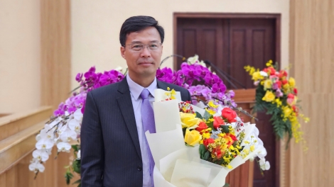 Ƀok Đinh Văn Tuấn iŏk kơchư̆k pơm Phŏ Kơdră vei lăng kon pơlei dêh char Lâm Đồng