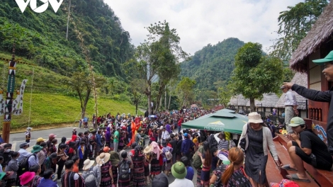 ĐỢ ZR’LỤ DU LỊCH VÊÊL BHƯƠL COH ZR’LỤ CĂN CỨ CÁCH MẠNG 