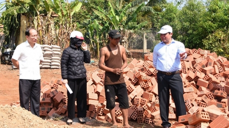 Đảng viên ti Kon Tum ba anăp đru kơ mnuih ƀuôn sang  msir lăm sang tĭ rưč