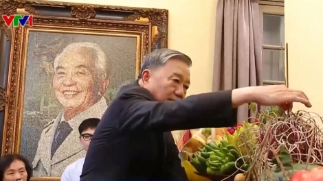 Tổng Bí thư Tô Lâm ƀlŏk hơdơ̆r hôn bơnê kơ Đại tướng Võ Nguyên Giáp hăm Đại tướng Văn Tiến Dũng