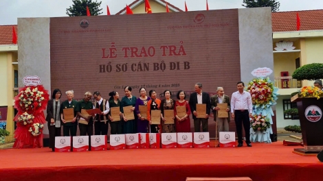 Mplơ̆ tay hồ sơ cán bộ "đi B" ta pla n’hơ “Dâk drưm nkual neh Bazan” .