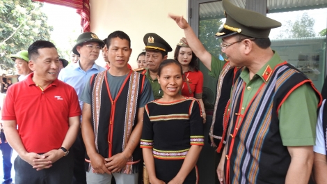 Mờr 1 rơbô 900 hìu làng bol tàm càr Kon Tum lik klàs hìu sèt, hìu ồm ñhăt dà mìu