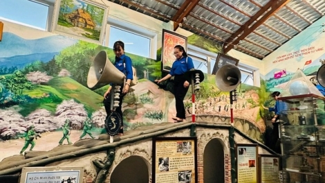 Tahen ơm ndâk ntŭk mât ăp ndơ ơm yau ueh Hồ Chí Minh