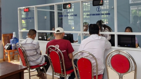 ជនរួមជាតិសែនសប្បាយរីករាយពេលមកធ្វើសំណុំបែបបទរដ្ឋបាលនៅឃុំ សង្កាត់ថ្មី។