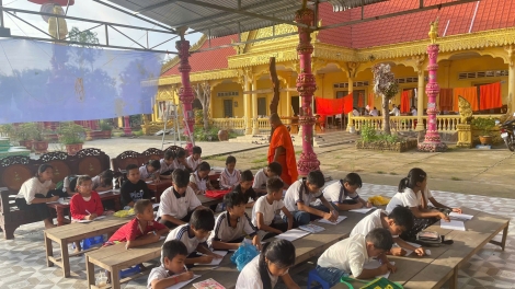 ថ្នាក់រៀនអក្សរខ្មែរ បណ្តុះវប្បធម៌ពីសៀវភៅរដូវវិសមកាល