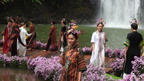 Ca ngợi Bác Hồ (K’Ho) (Bơni kơ Wa Hồ)