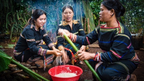 Rủ nhau đi hái rau rừng