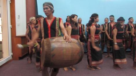 Em ở lại mạnh giỏi 