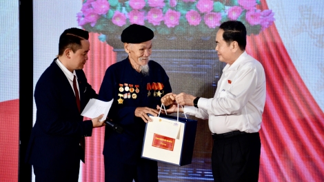 Khua git gai pơ ala mơnuih ƀôn sang dêh čar ơi Trần Thanh Mẫn glăi čuă Tân Trào, hơdor glăi hrơi ngă hơkrŭ blan 8