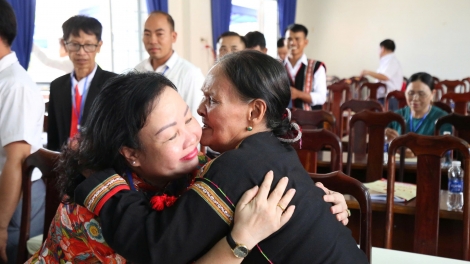 Dŭm krĭng ƀuôn sang hơ̆k mơak mâo “Sang mrâo prŏng siam” 