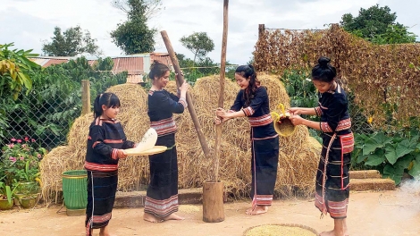 Parơtuk čim mơñi bơyan phang lah jŭ 