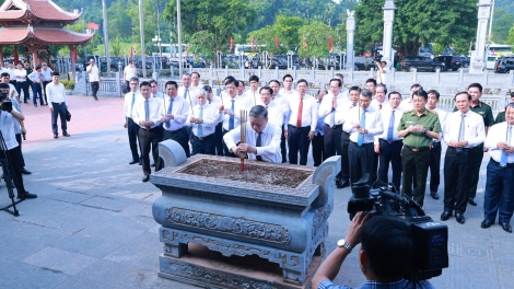 Tổng Bí thư Tô Lâm râng nar lĕ ƀon lan mât đăp mpăn rnă njrăng ngih dak ta Tuyên Quang.