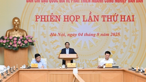 Thủ tướng Teh đak Phạm Minh Chính pơm tơm hop akŏm Hơnih chĕp pơgơ̆r teh đak găh atŏk tơ iung kmăi kmŏk pơm tơlĕch bán dẫn