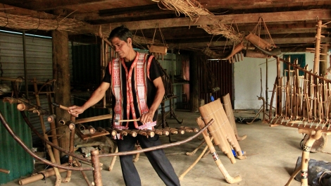 Khuyên chồng đừng theo giặc 