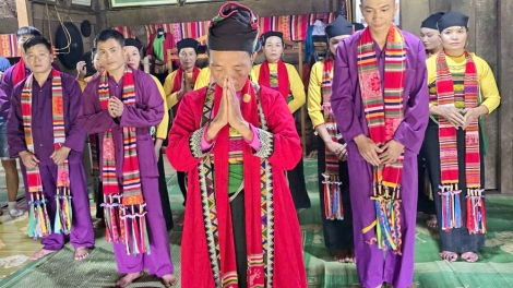 LẸ HỘI PÔỒNG POONG CÚA CẦN MƯỜNG