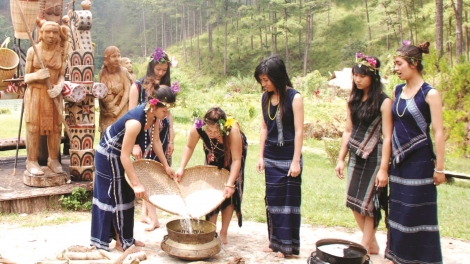 Khuyên chồng đừng theo giặc -(Mơhnhôk dêi kơnốu mâ tá tiô khu xâ)