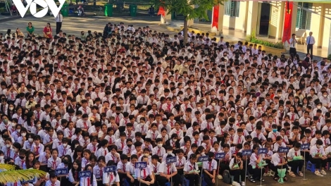 ដំណើររឿង ចិញ្ចឹមជ្រូកដី ជួយមិត្តក្រីក្រនៅវិទ្យាល័យអន្តេវាសិកជនជាតិ