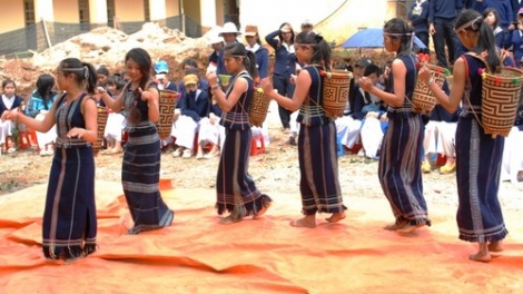 Khuyên con tăng gia sản xuất   (Mơhnhôk kuăn kơdôu pêi chiâk)
