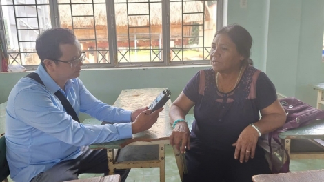 Đảng viên Y H’Xuân bơngai jang tôch tơnăp