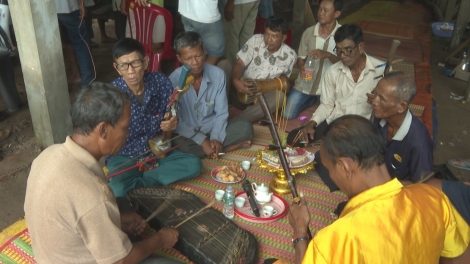 ការប្រគុំភ្លេងក្នុងពីធីដាក់ទូក-ងចុះទឹកមុនពេលយកទៅប្រណាំង