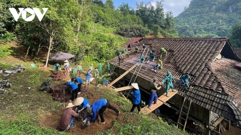 THÁI NGUYÊN ROỌNG RIỂC LAI FẤN PANG CHỎI PỈ NOỌNG MÌ LƯỜN DÚ MẮN ĐÂY