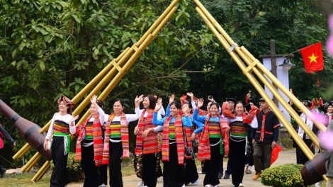 BƯƠN 9 HÔN HỈ RẲP NÈN ĐỘC LẬP DÚ BẢN CÚA 54 DÂN TỘC