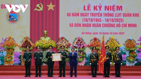 THỦ TƯỚNG PHẠM MINH CHÍNH PÂH BHIỆC BHAN HƠNH DEH 80 C’MOO T’NGAY TRUYỀN THỐNG LỰC LƯỢNG VŨ TRANG QUÂN KHU V