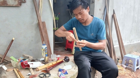 សិល្បករវ័យក្មេងចូលចិត្តកែច្នៃឧបករណ៍ភ្លេងបុរាណ។