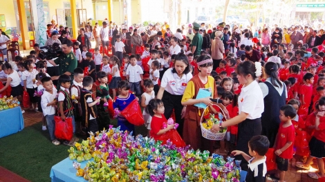 Djâ tơdroăng hêi ro Trung thu tơtô troh ƀă vâi hdrêng ki kơtiê xơpá a Tây Nguyên