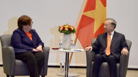 Khua gĭt gai Đảng Tô Lâm drông Khua kiă kriê Đảng Cộng sản Phần Lan Tiina Sandberg 