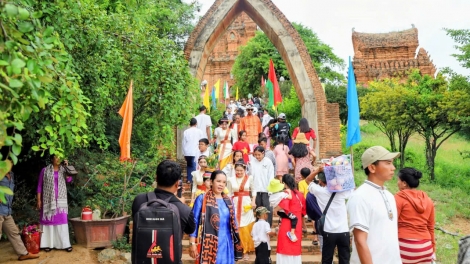 MIKVA BHAP BINI CAM UAN RAOK HAREI KATE THUN 2025