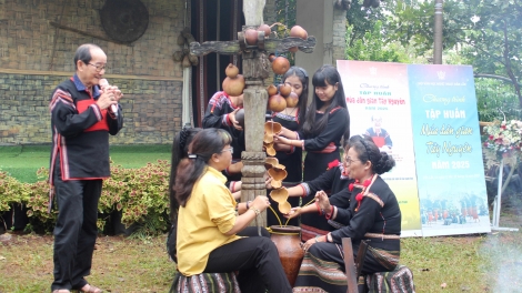 Bơto pơlam tam ya ờs mờng Tây Nguyên ai rơnàng kơnòm să tàm ală ƀòn lơgar in  