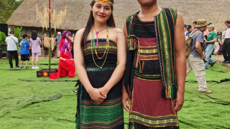 Rnê nău tâm rŏng (Ca ngợi tình yêu đôi lứa)