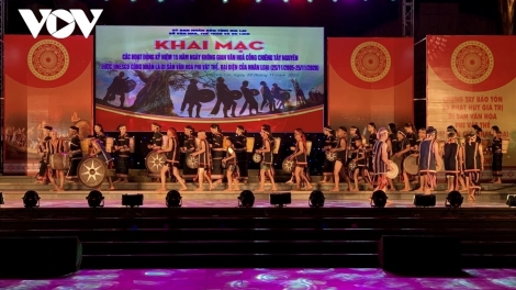 Mơnhông tơmeăm kơnía chêng koăng tung troăng prôk pêi ôm hyô Tây Nguyên