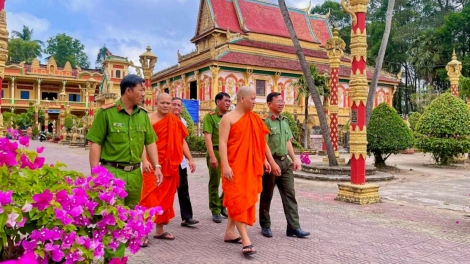 អ្នកមានកិត្យានុភាពជាតួអង្គដ៏សំខាន់រួមចំណែកក្នុងការរក្សាសន្តិសុខសណ្ដាប់ធ្នាប់នៅមូលដ្ឋាន។