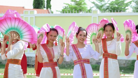 DUAH THAU KA BAOH PANUAC “NGHỆ SĨ”, NGHỆ NHÂN” SAONG “NGHỆ THUẬT” DALAM SAP CAM