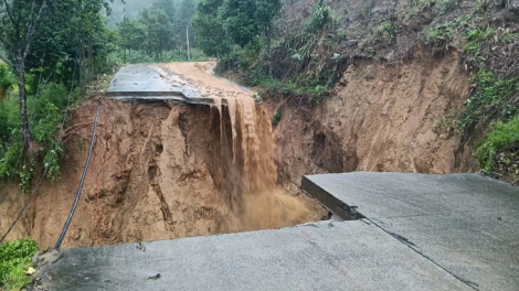 HAJAN PRAONG NGAK KA 8 URANG METAI SAONG LAHIK, IA SUA TAGOK GLAONG DI ANGAOK DOM KRAONG GAH KREH NEGAR