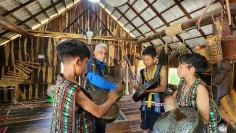 Sang bơhiàn ờ niam bau kòn