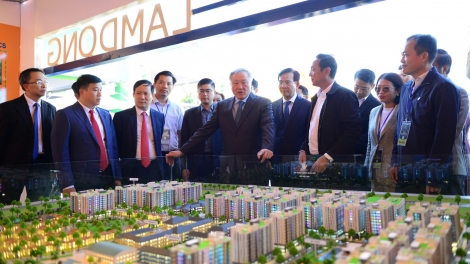 Phŏ Thủ tướng Nguyễn Hòa Bình vang truh Hop akŏm Pơtrŭt tơmơ̆t jên jang Lâm Đồng 2025