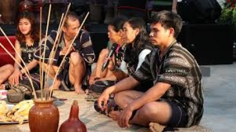 Sang  bơhiàn ờ niam bau kòn