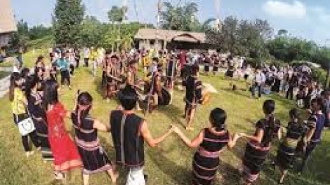  Hâk mơnê pơlâi xiâm Đăk Ang