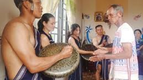 Ùr ơruh hàng niam (Cô gái xinh đẹp)