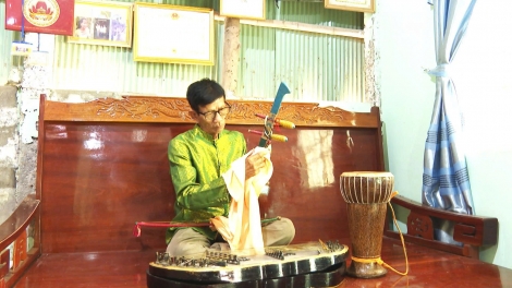 សិល្បករឆ្នើមលោកឡឹមហួន ជាអ្នកលះបង់អស់មួយជីវិតដើម្បីសិល្ប:ខ្មែរ។