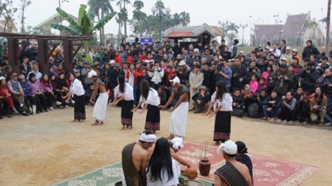 CỎ LẺ PẮT KHƯƠI CÚA PỈ NOỌNG CẦN CHU RU